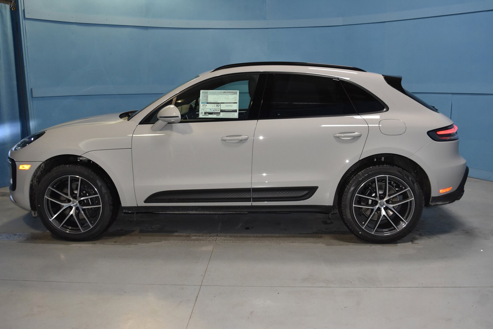 2025 Porsche Macan T photo 3