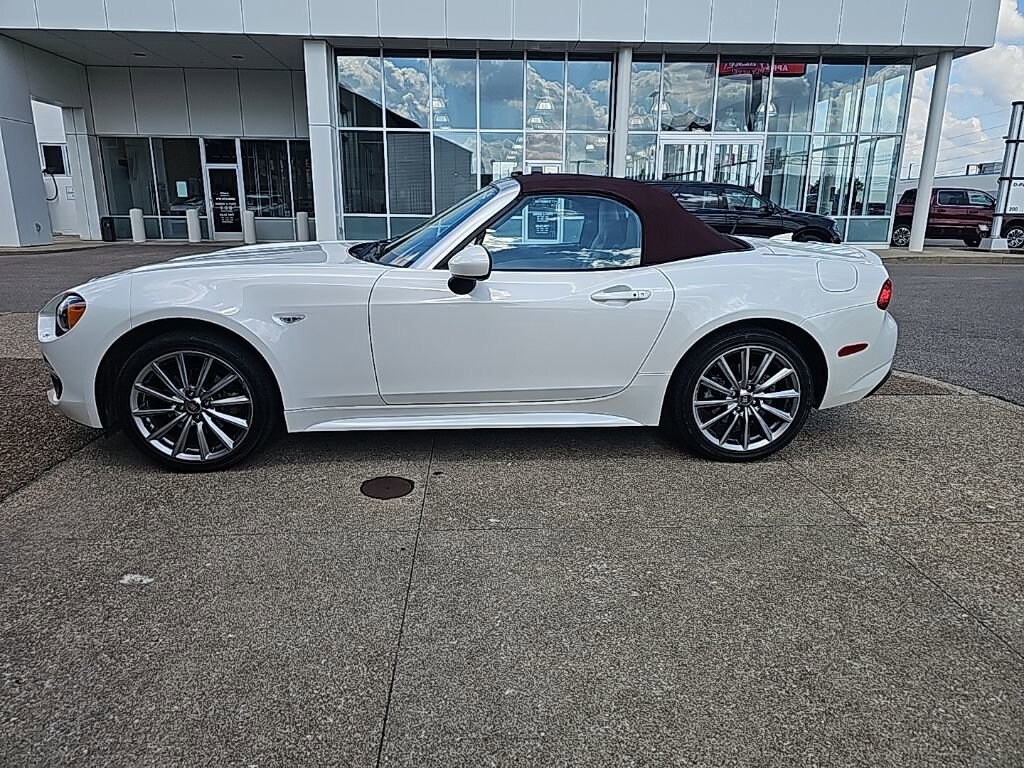 2018 Fiat 124 Spider Lusso photo 2