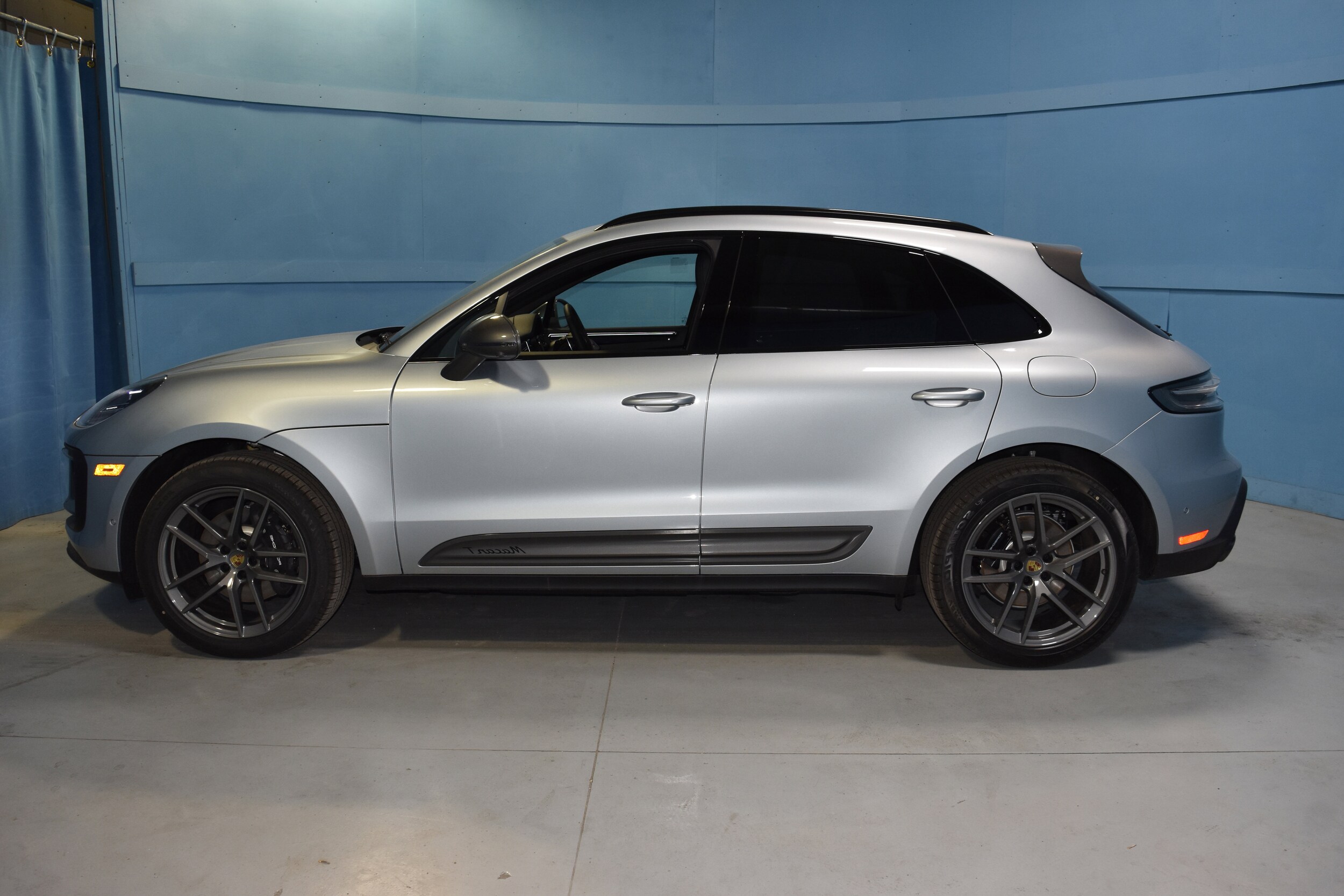 2025 Porsche Macan T photo 3
