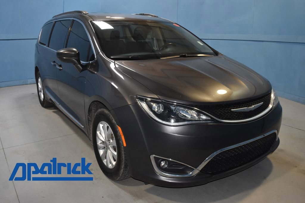2017 Chrysler Pacifica Touring-L's photo