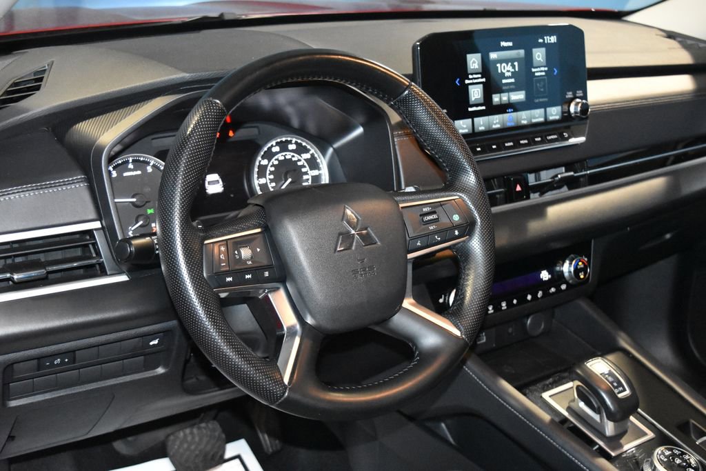 2024 Mitsubishi Outlander SE photo 2