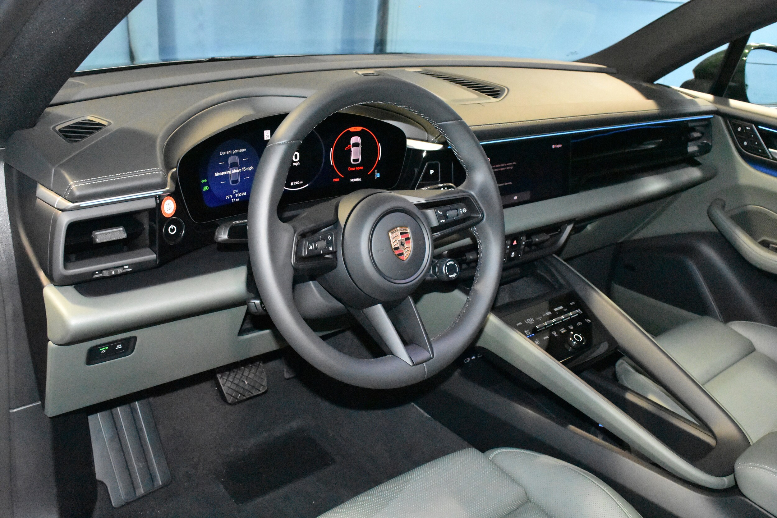 2025 Porsche Macan Electric 4 photo 5