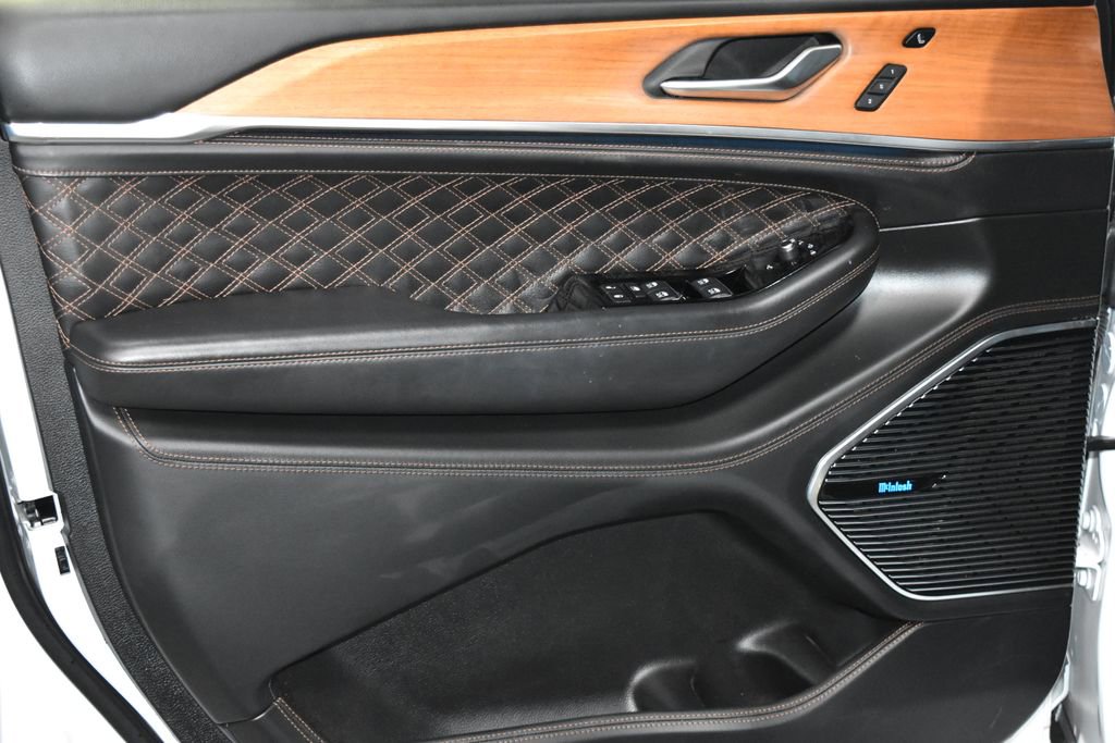 2023 Jeep Grand Cherokee Summit Sport photo 3