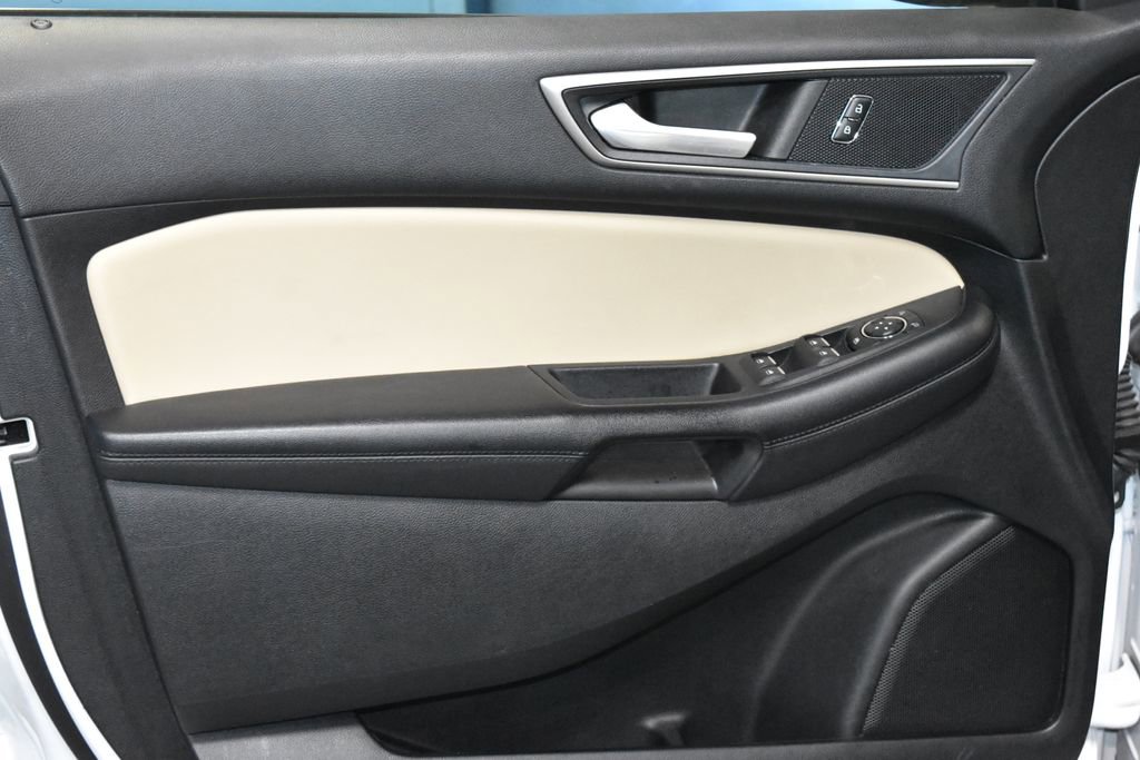 2022 Ford Edge SEL photo 3
