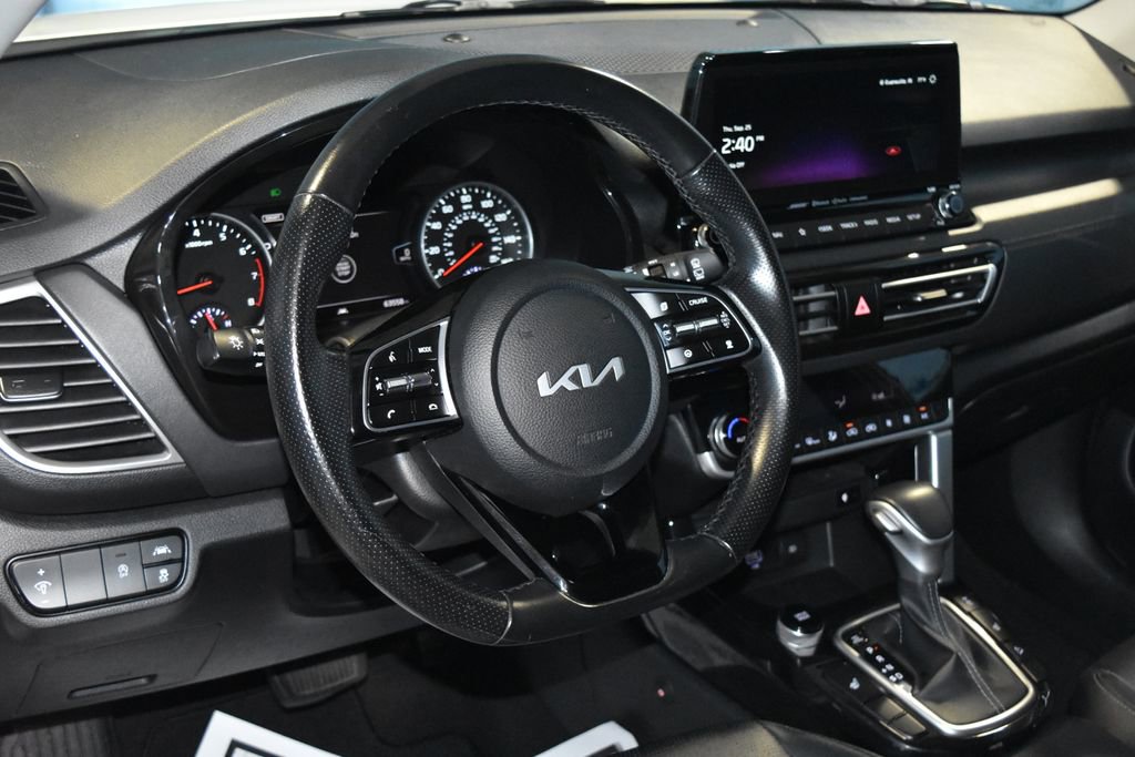 2023 Kia Seltos SX photo 2