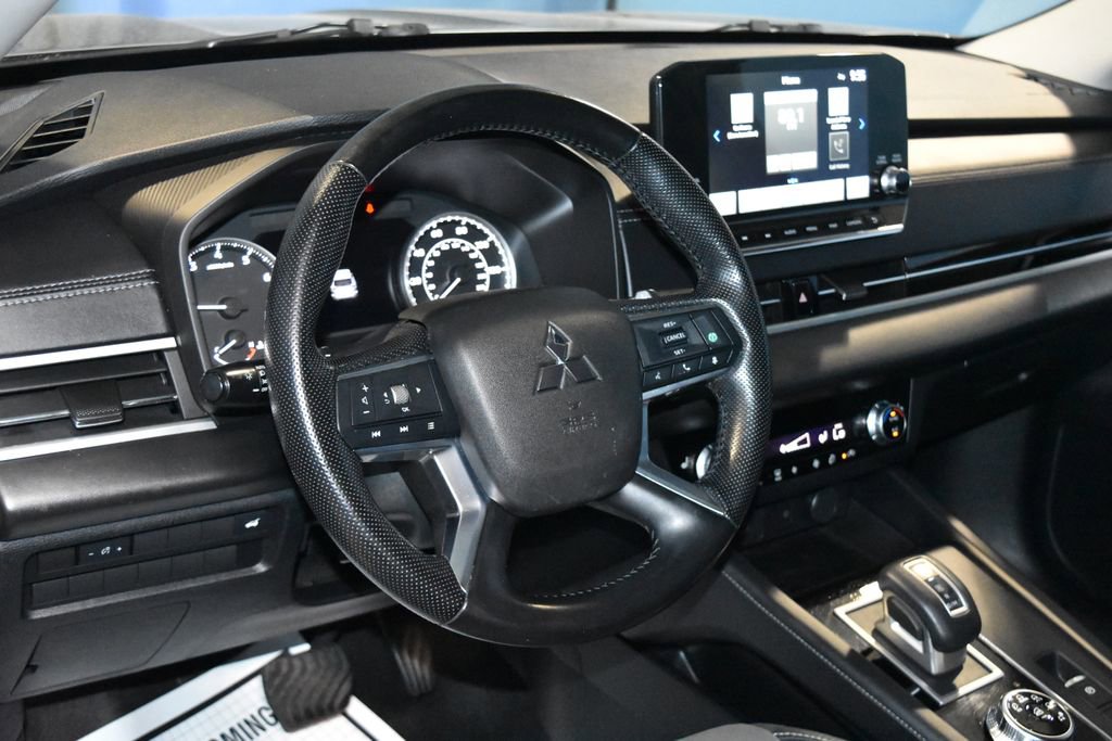 2022 Mitsubishi Outlander SE photo 2