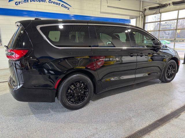 2025 Chrysler Pacifica Select - Photo 15