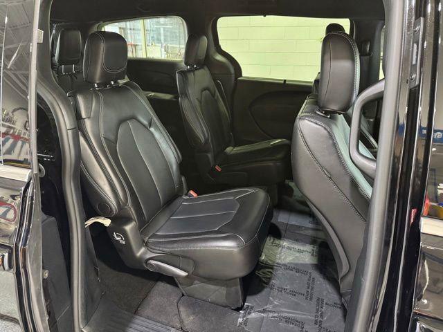 2025 Chrysler Pacifica Select - Photo 17