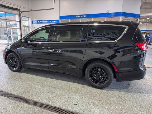 2025 Chrysler Pacifica Select - Photo 8