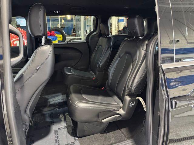 2025 Chrysler Pacifica Select - Photo 11