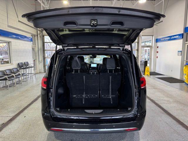 2025 Chrysler Pacifica Select - Photo 14