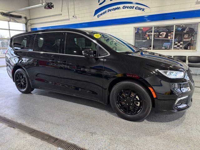 2025 Chrysler Pacifica Select - Photo 16