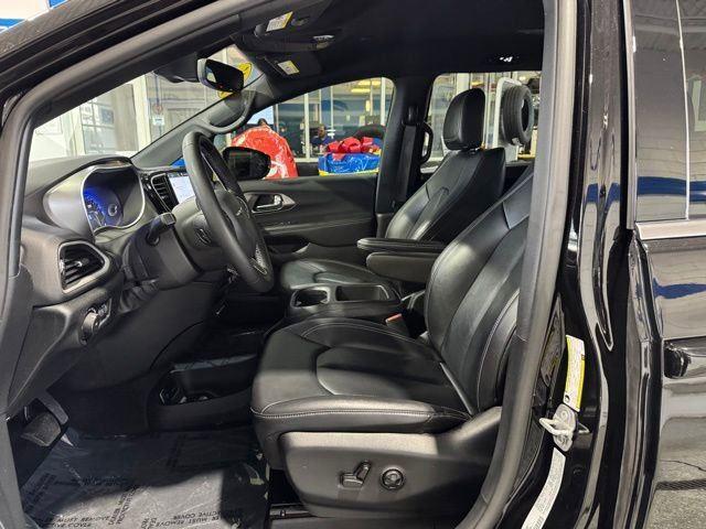 2025 Chrysler Pacifica Select - Photo 10
