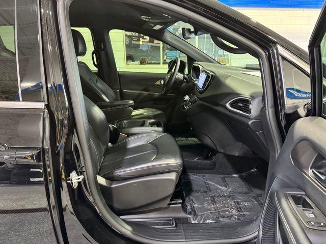 2025 Chrysler Pacifica Select - Photo 18