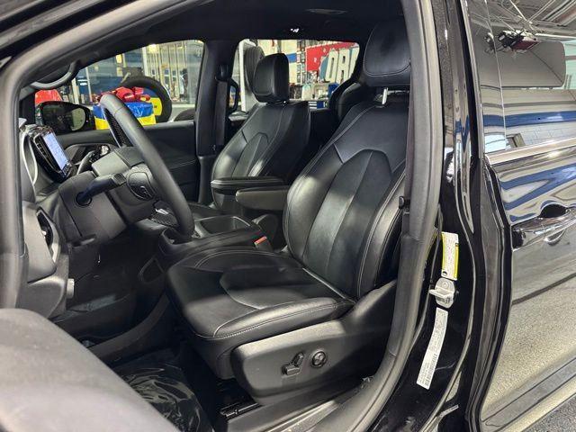 2025 Chrysler Pacifica Select - Photo 27