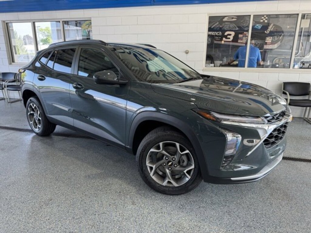 New 2025 Chevrolet Trax LT SUV