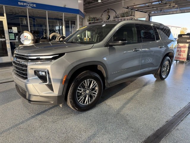 2025 Chevrolet Traverse photo 2