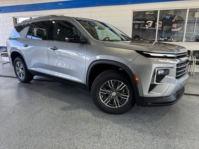 2026 Chevrolet Traverse photo 2