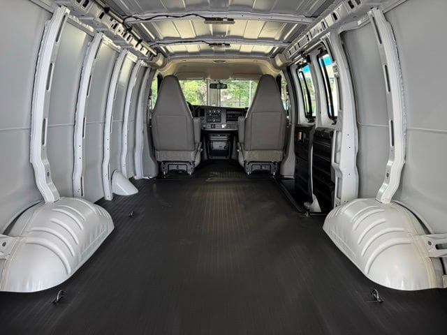 2025 Chevrolet Express Cargo Work Van - Photo 9