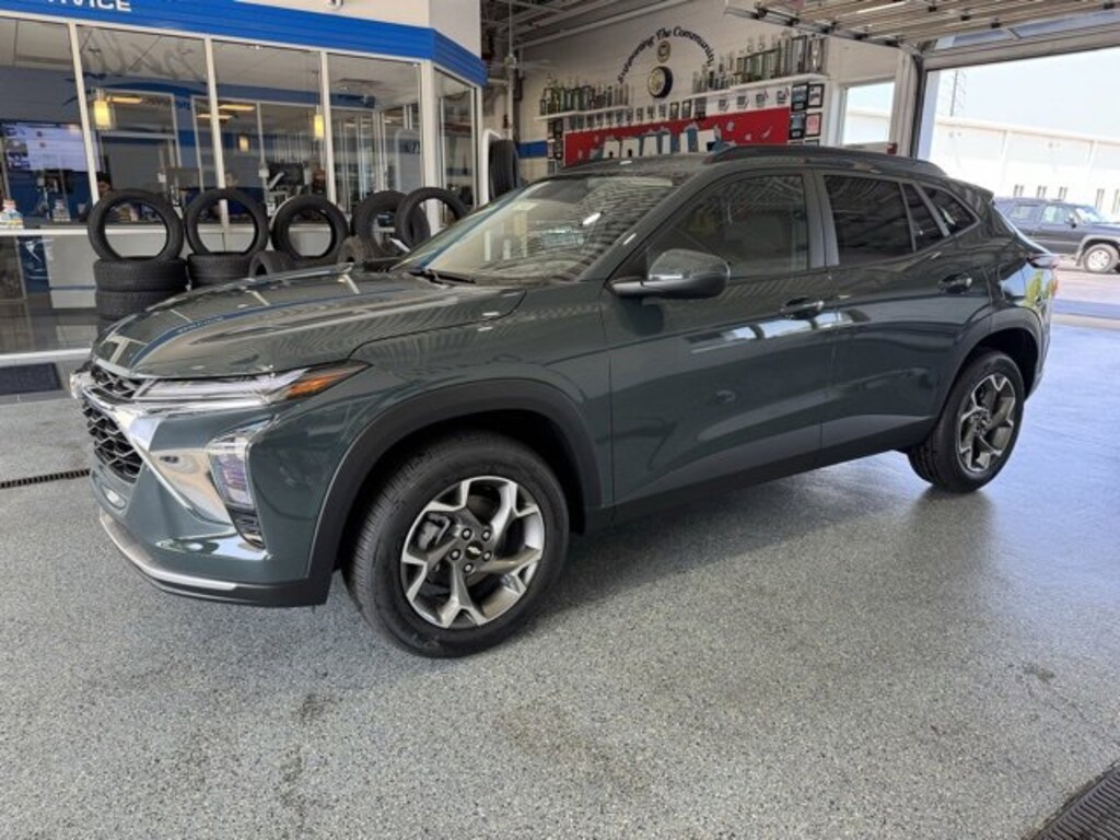 New 2025 Chevrolet Trax LT SUV