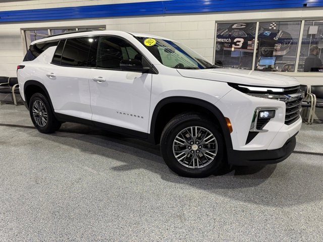 2025 Chevrolet Traverse photo 2