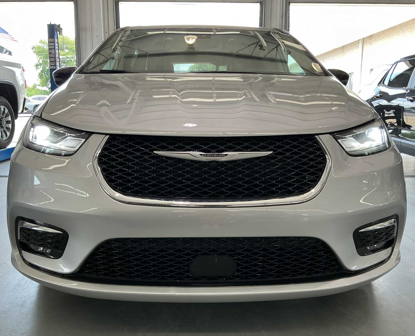 2024 Chrysler Pacifica Touring L photo 2