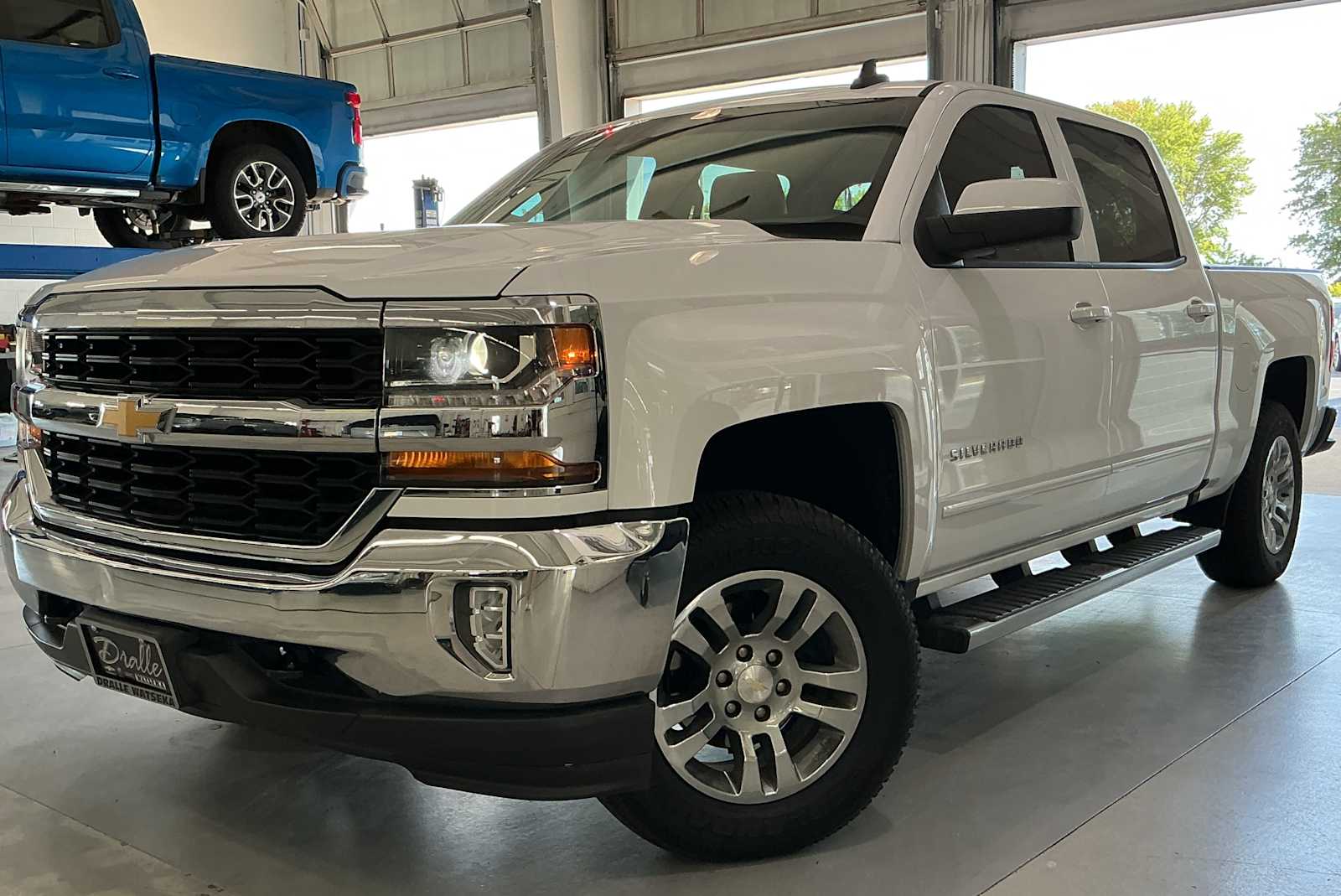 2017 Chevrolet Silverado 1500 LT photo 3