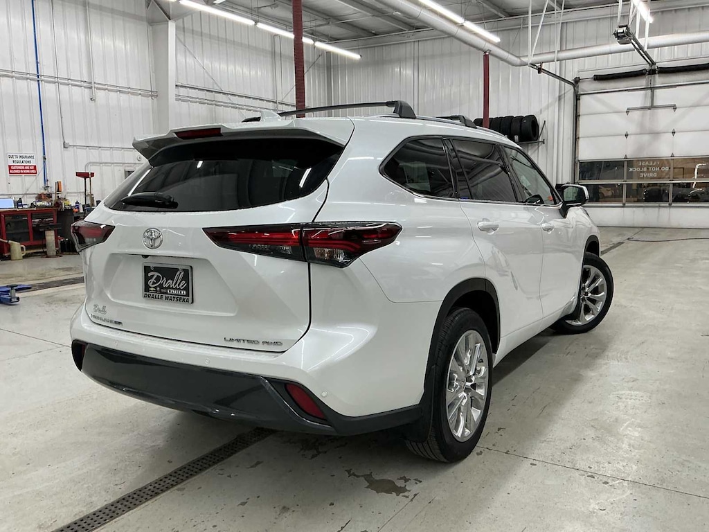 Used 2024 Toyota Highlander LE