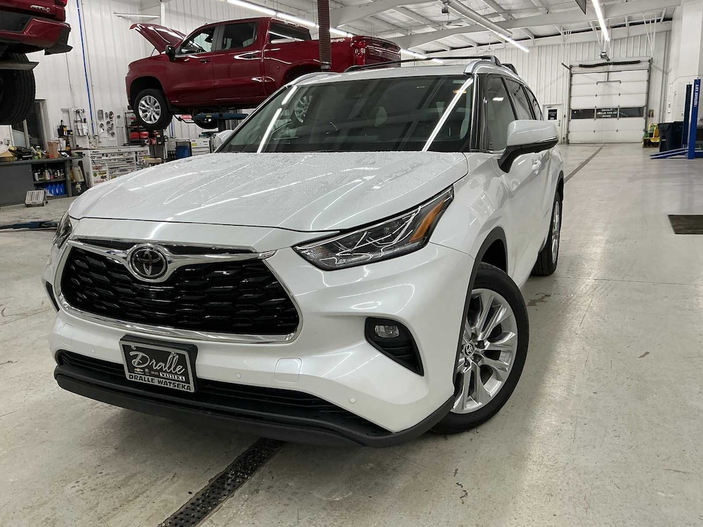 Used 2024 Toyota Highlander LE