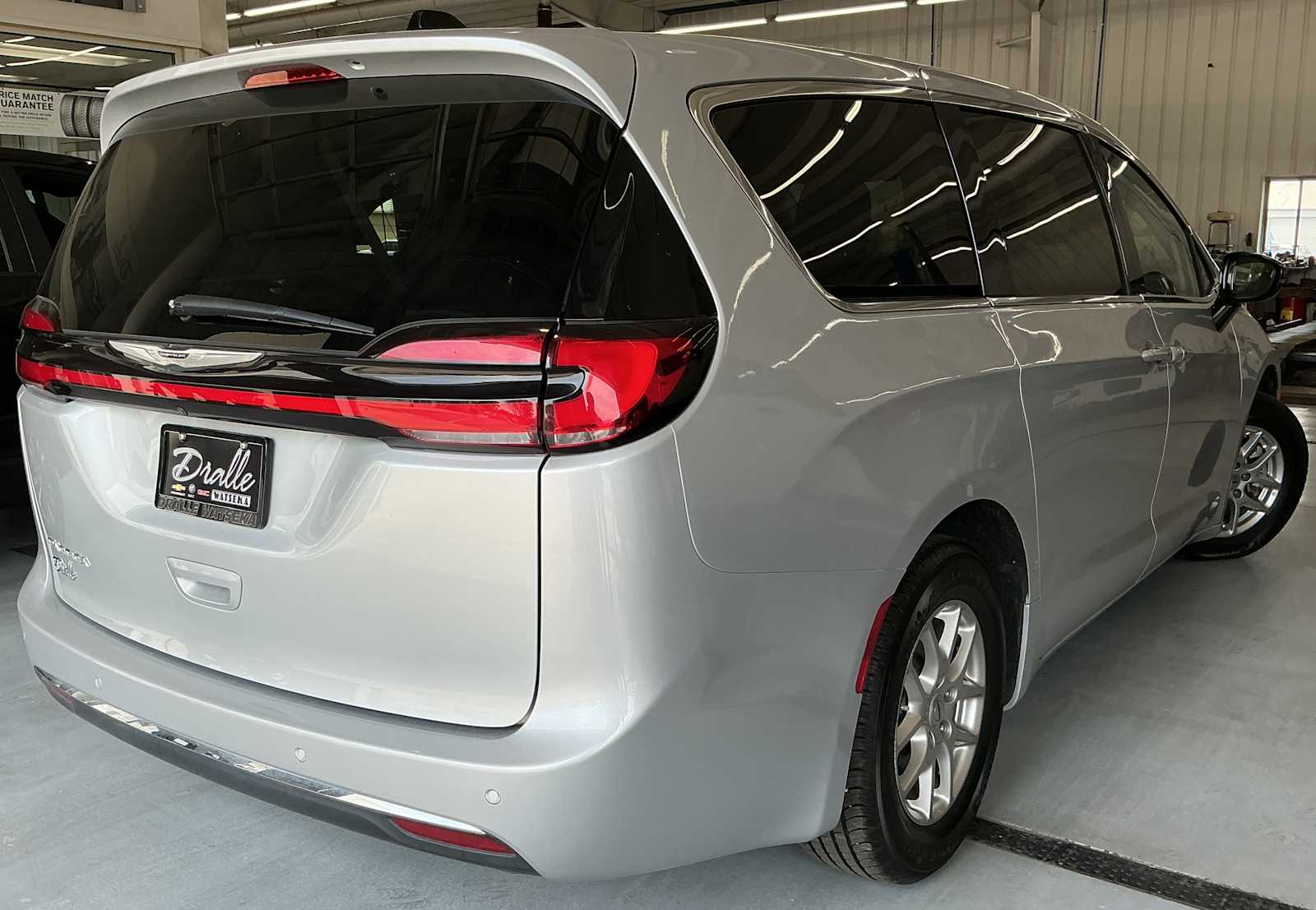 2024 Chrysler Pacifica Touring L photo 4