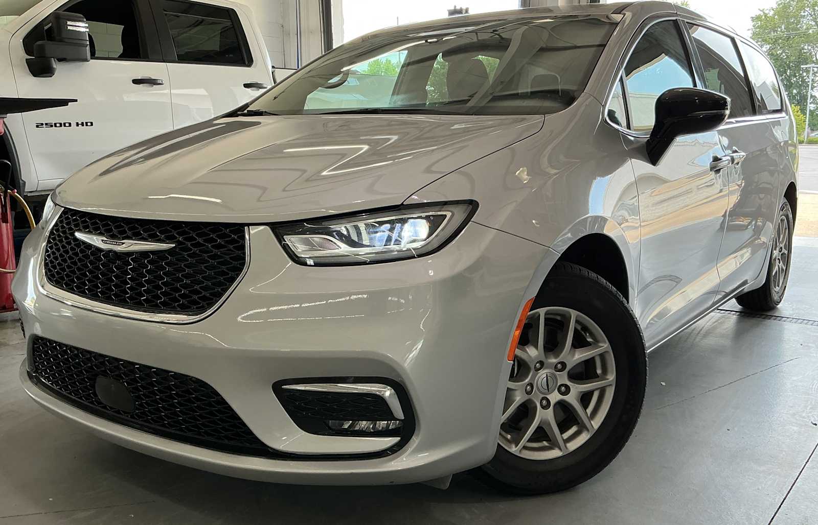 2024 Chrysler Pacifica Touring L photo 3
