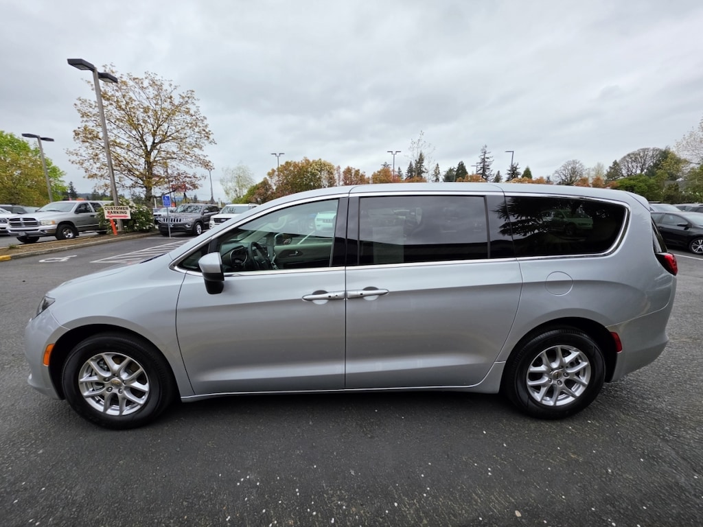 Used 2022 Chrysler Voyager Lx Van 4d Minivan