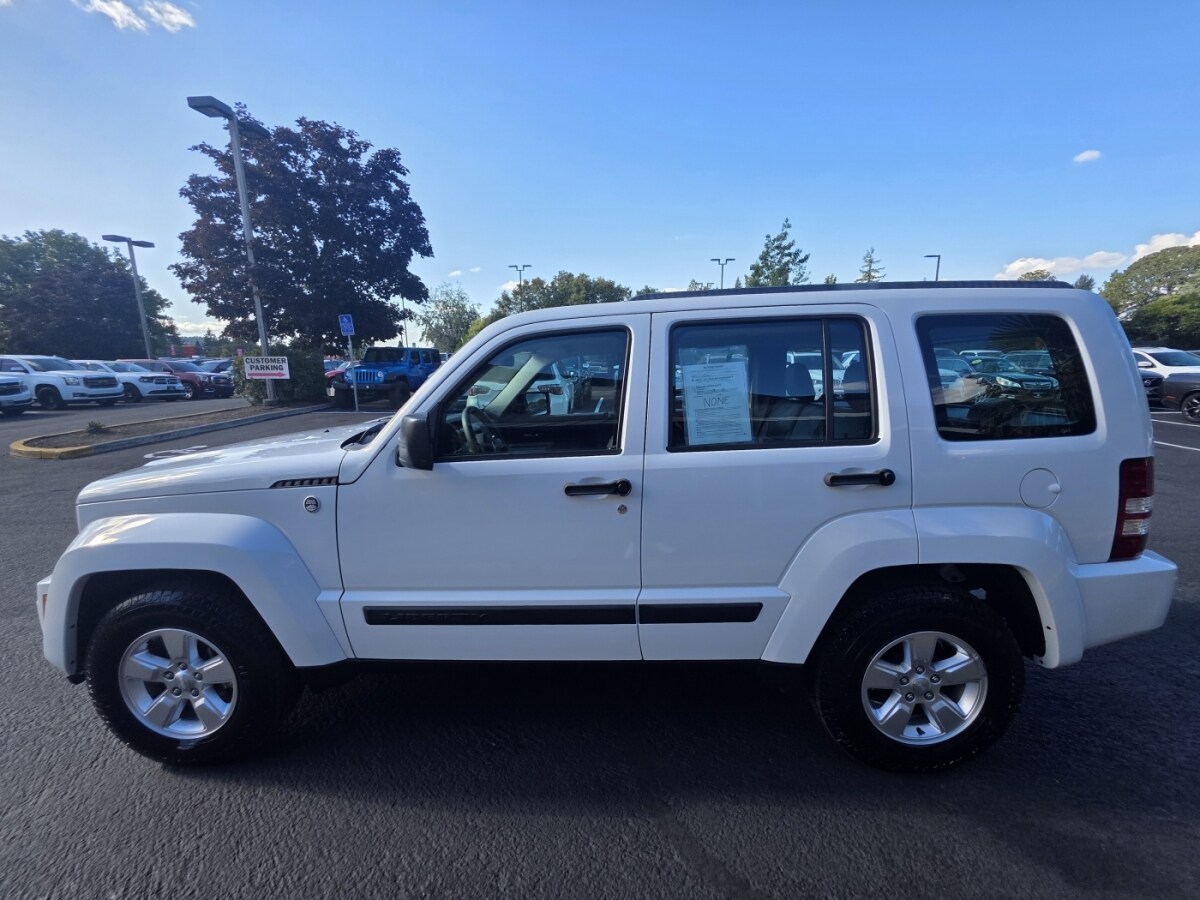 2011 Jeep Liberty Sport photo 2