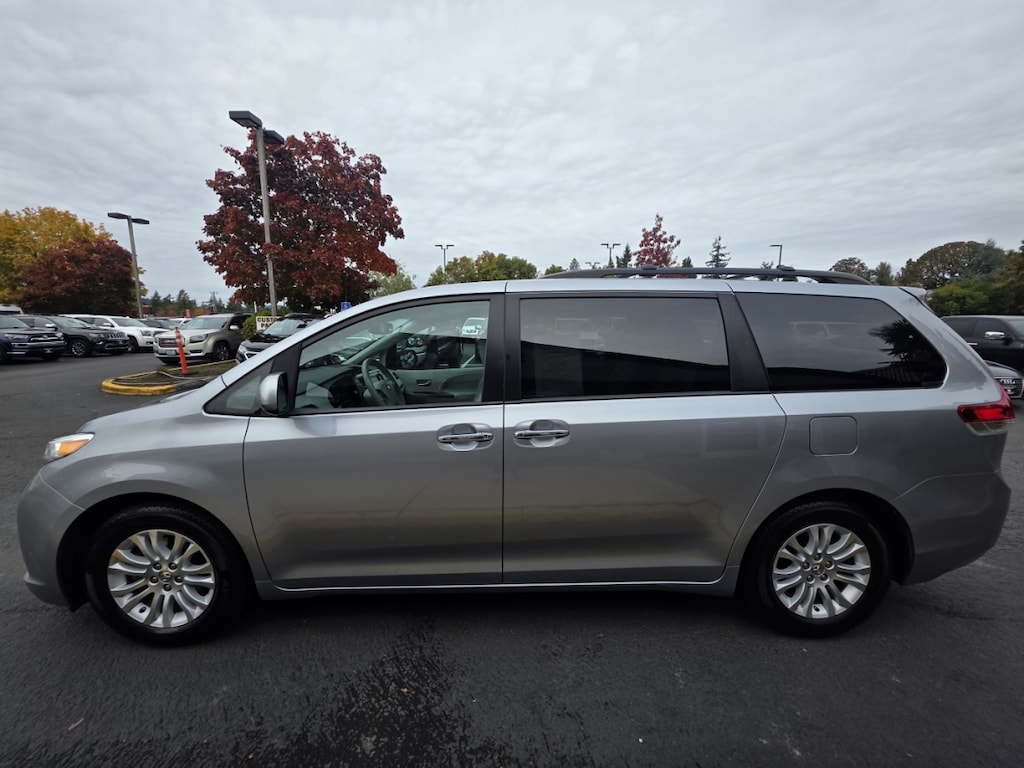 Used 2013 Toyota Sienna Xle Minivan 4d Fwd Minivan