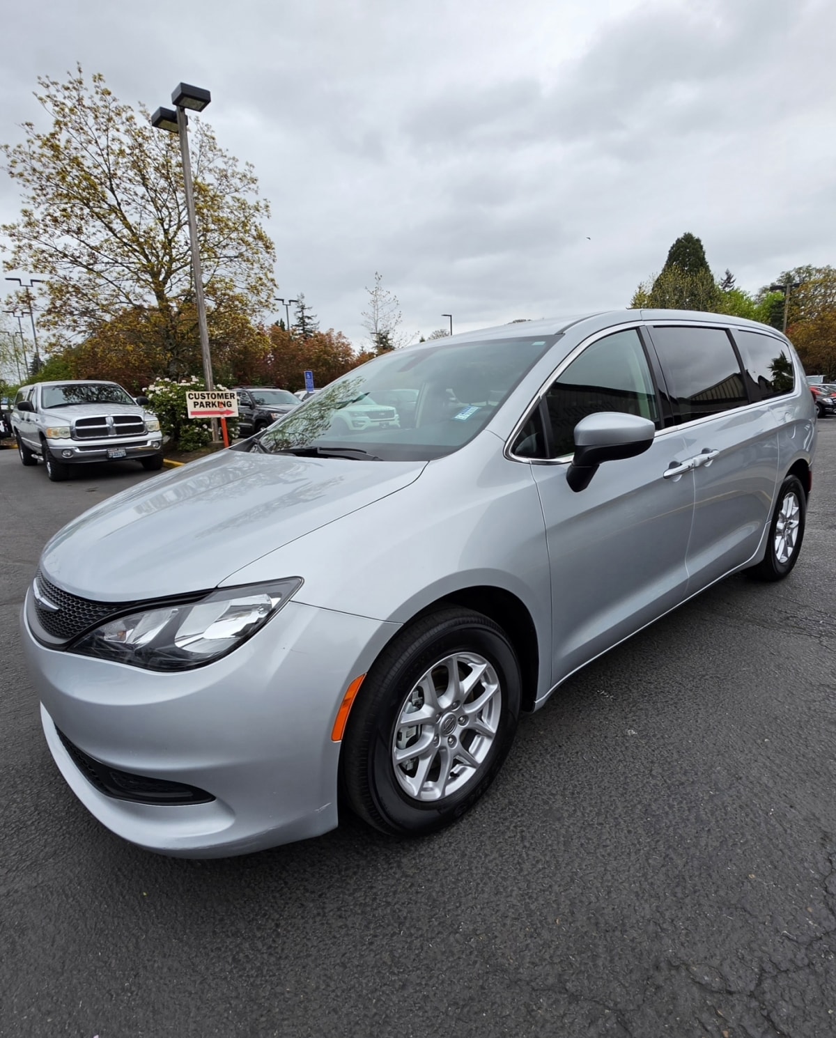 2022 Chrysler Voyager LX's photo