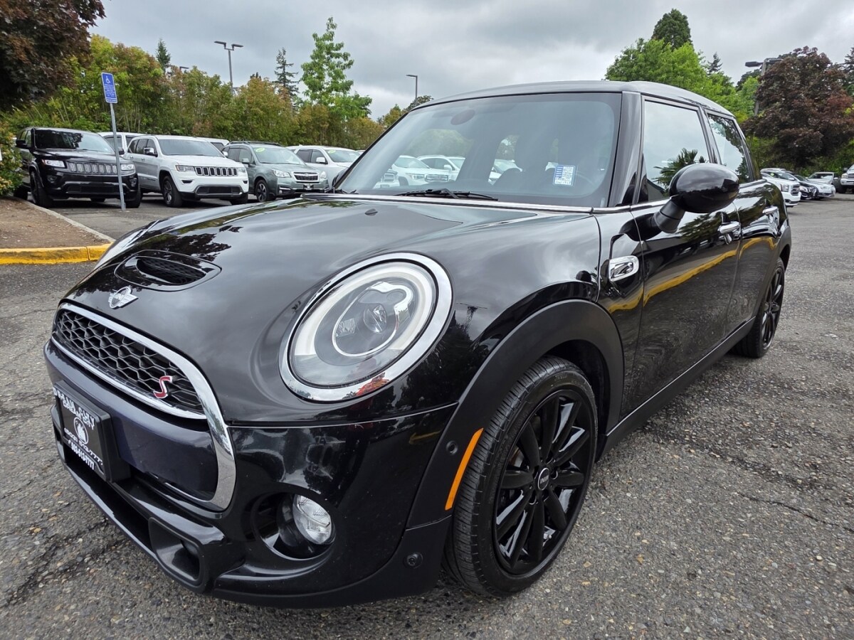 2018 Mini Cooper 4 Door Hardtop Base photo 2