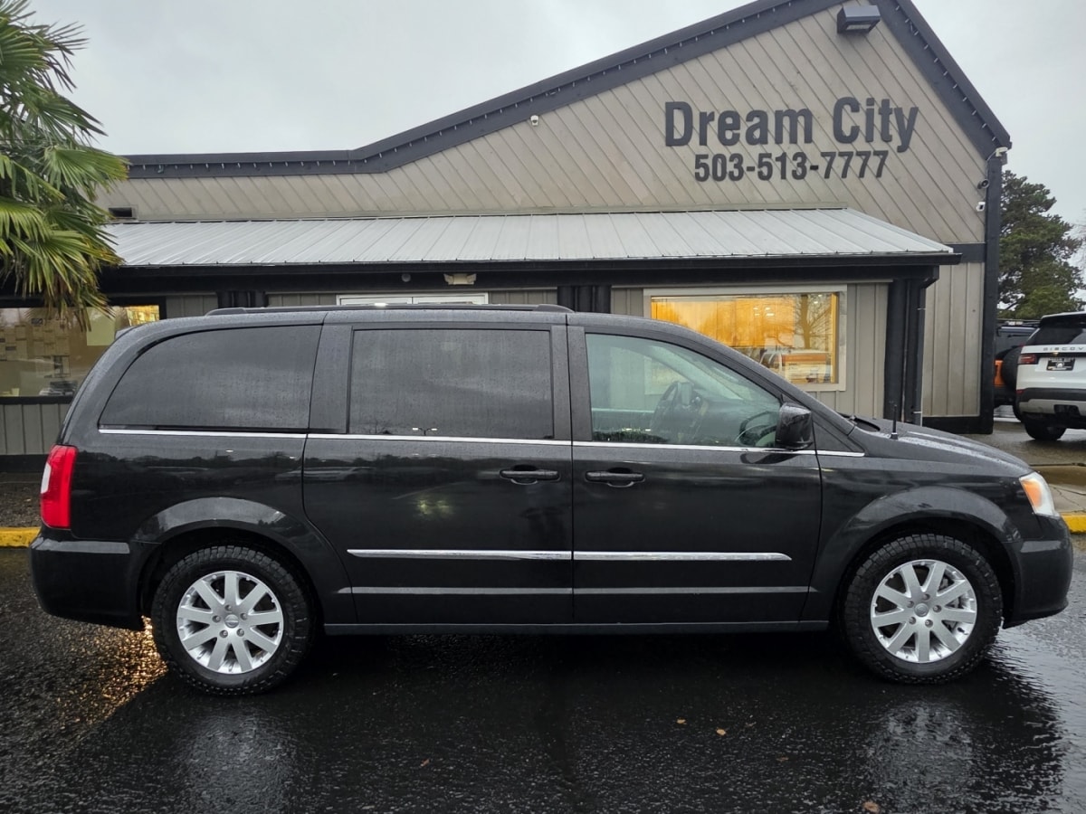 2016 Chrysler Town & Country Touring's photo