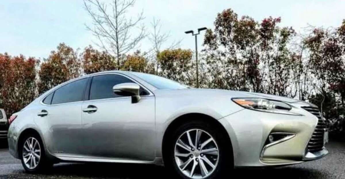 2016 Lexus ES 300h photo 2