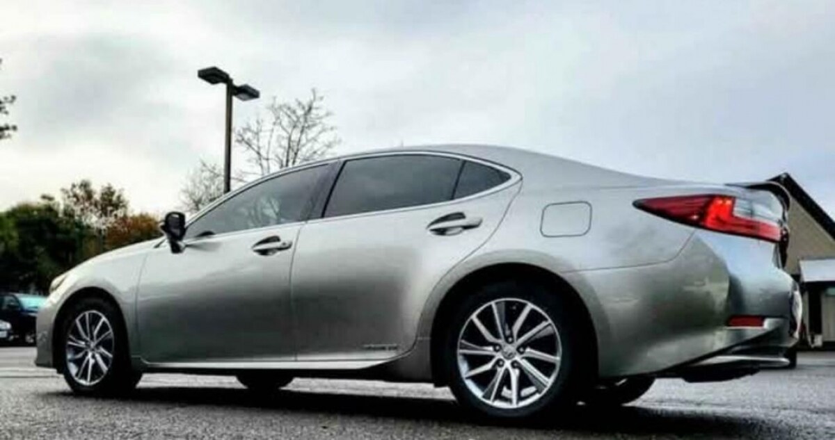 2016 Lexus ES 300h photo 3