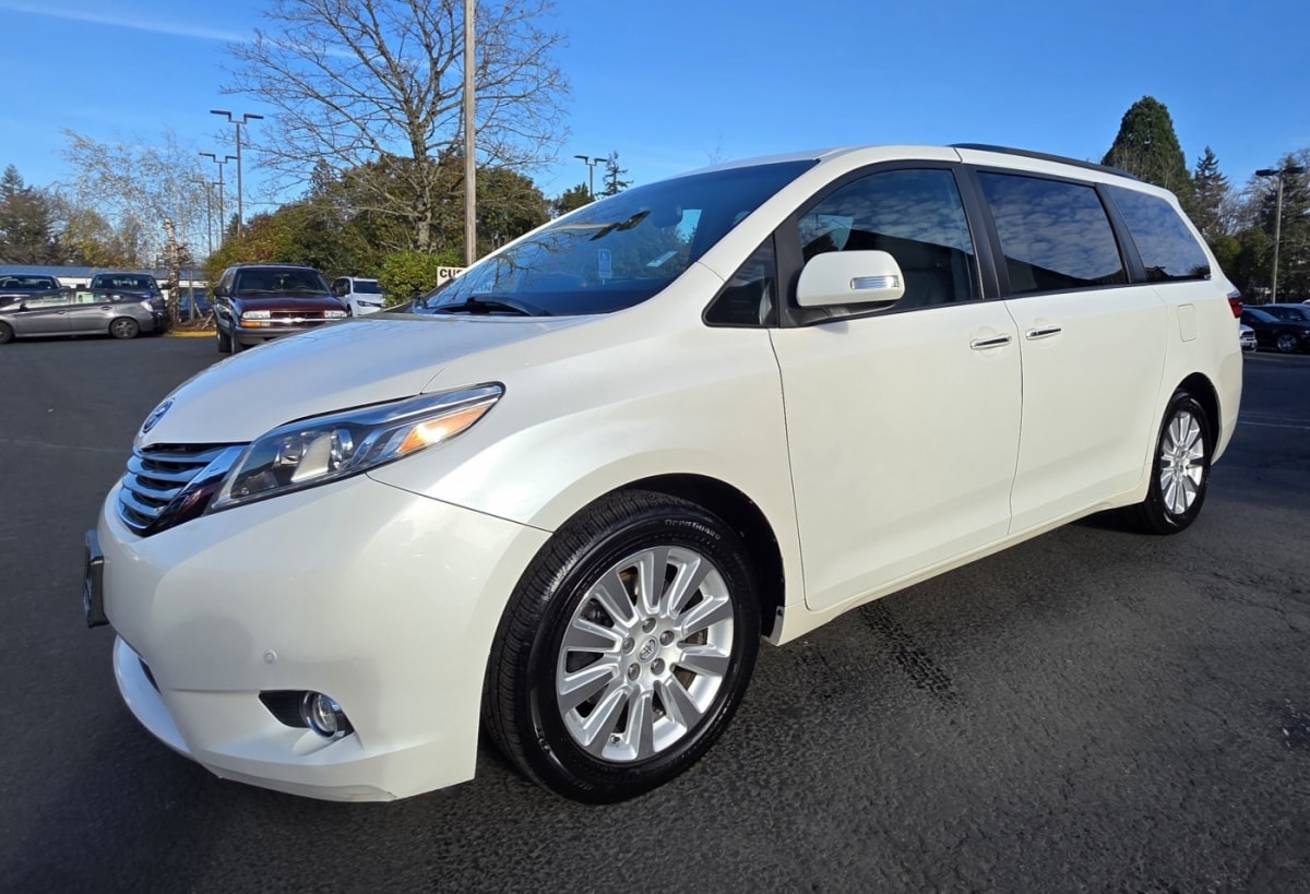 2015 Toyota Sienna Limited's photo
