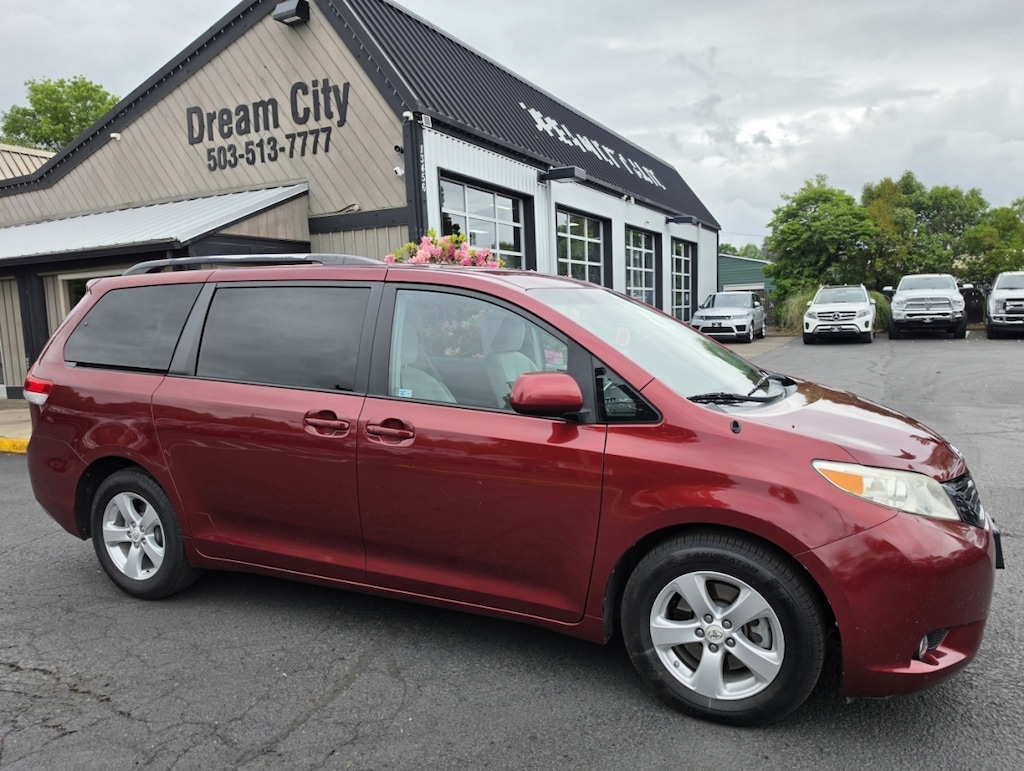 Used 2011 Toyota Sienna Le Minivan 4d Minivan