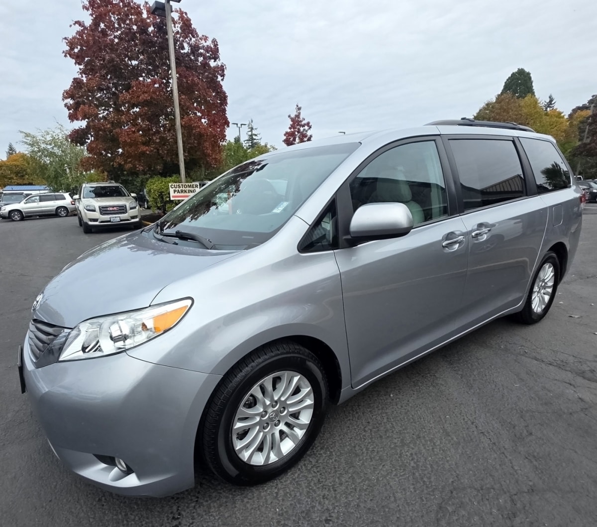2013 Toyota Sienna XLE's photo