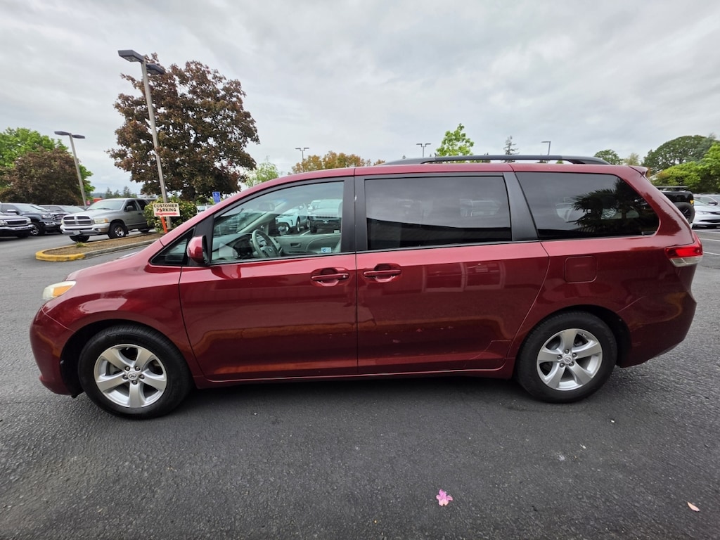 Used 2011 Toyota Sienna Le Minivan 4d Minivan