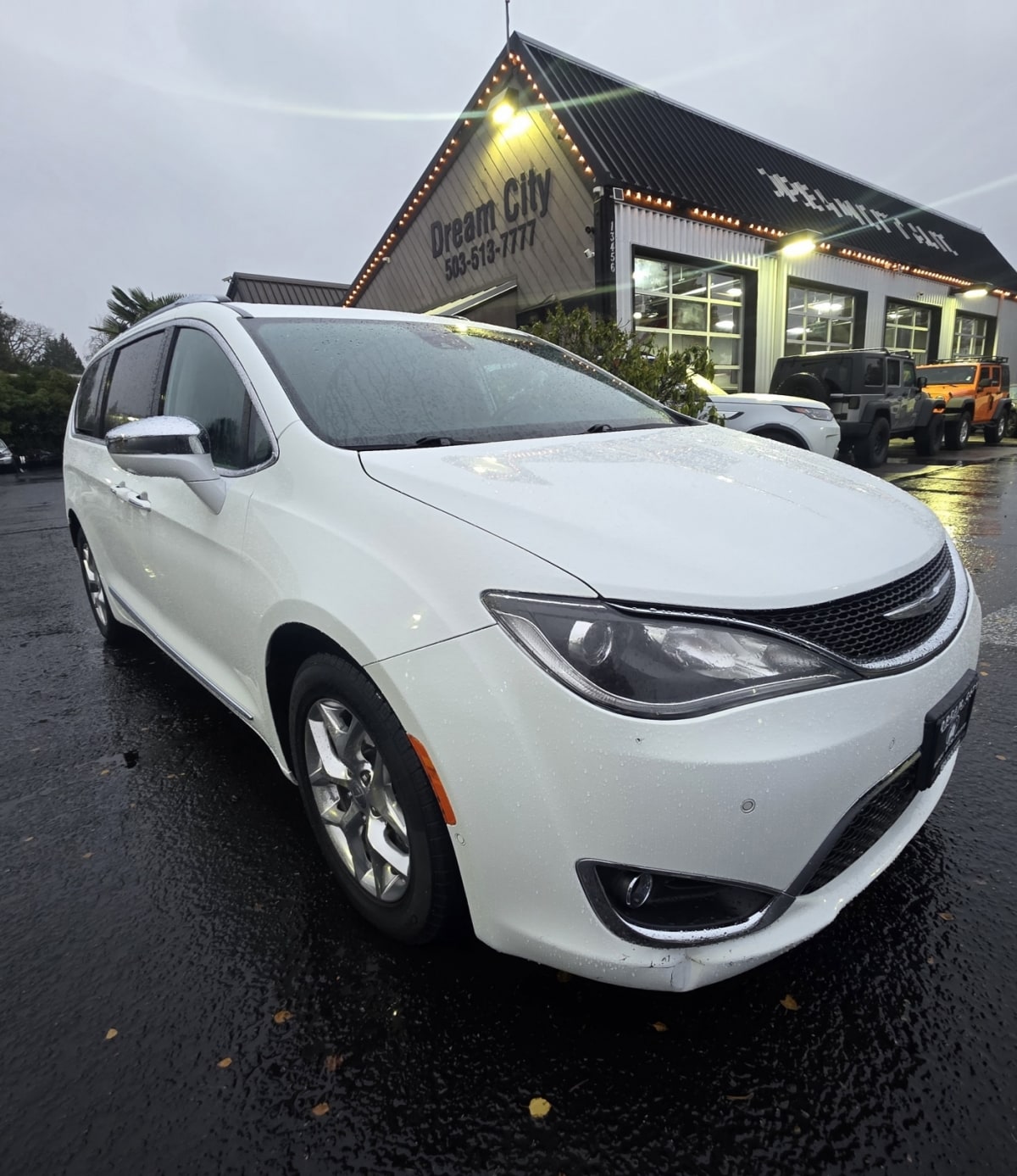 2017 Chrysler Pacifica Limited's photo