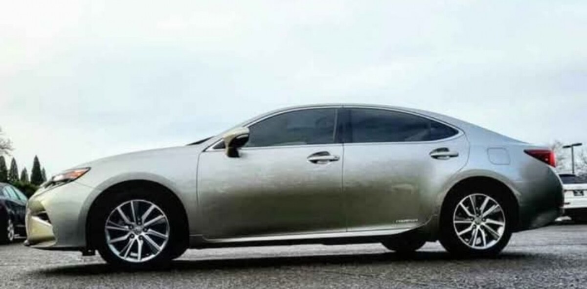 2016 Lexus ES 300h photo 4