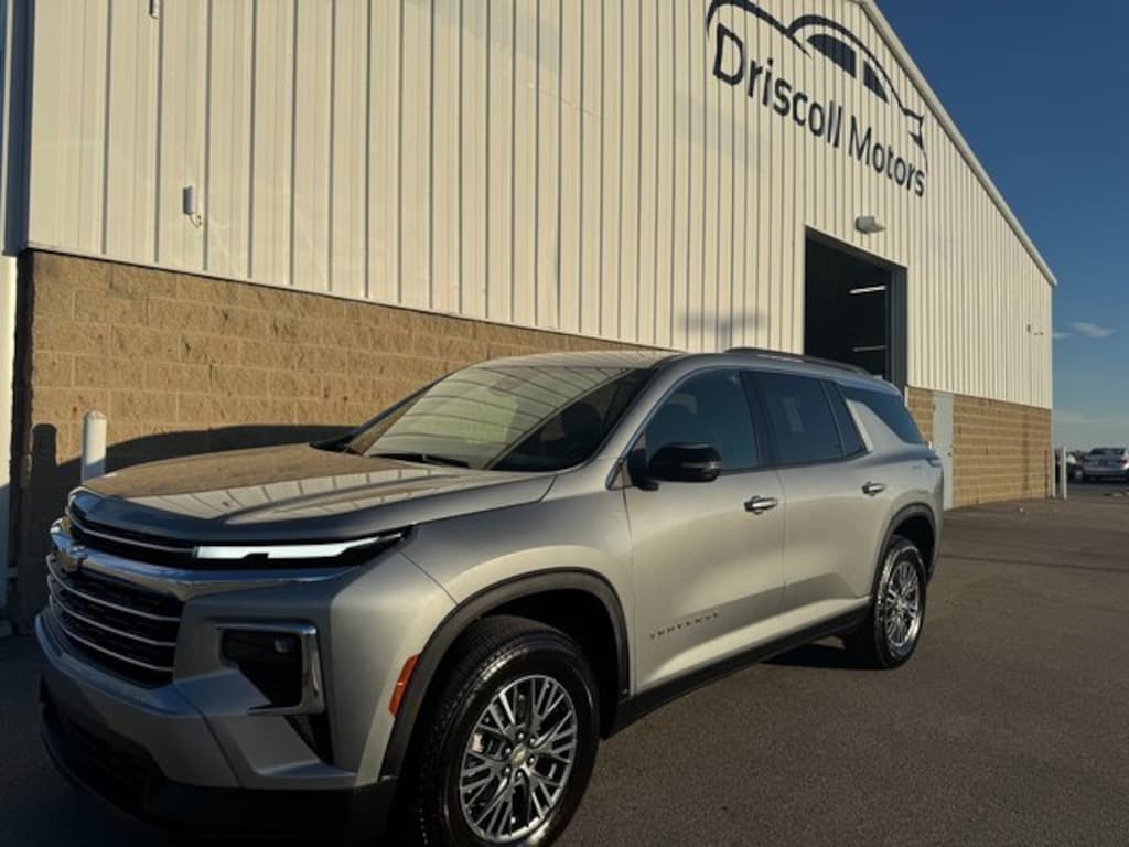 Used 2025 Chevrolet Traverse LT SUV