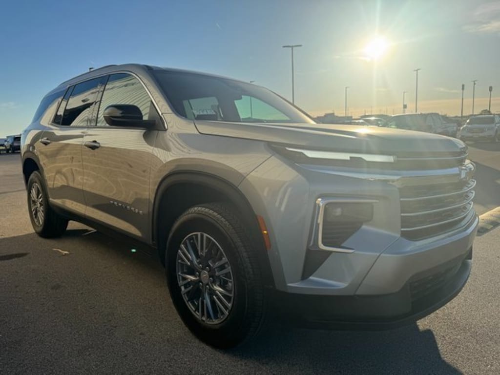 Used 2025 Chevrolet Traverse LT SUV