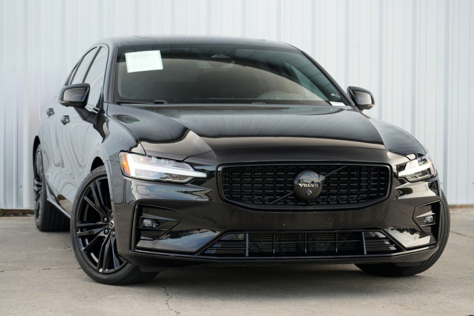 2024 Volvo S60 Plus Black Edition photo 4