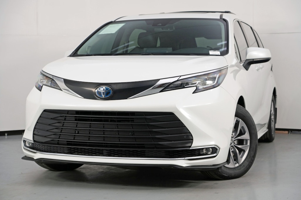 Used 2023 Toyota Sienna XLE w/ XLE Plus Package Van Passenger Van