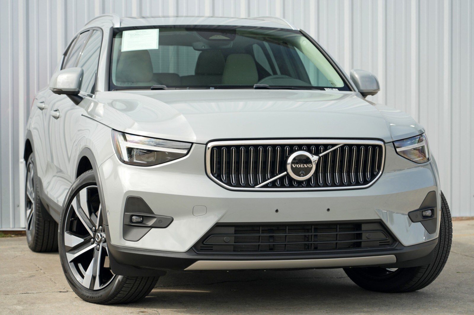 2024 Volvo XC40 Ultimate photo 2